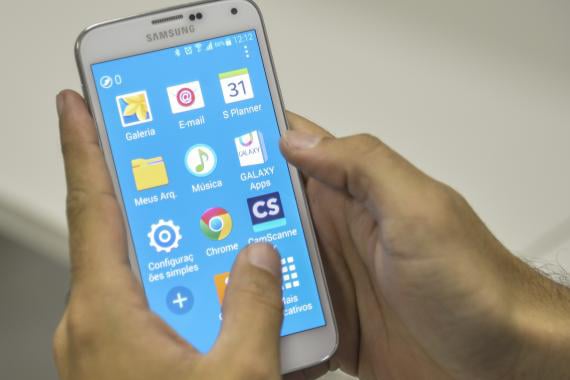 Celular é principal meio de acesso à internet no Brasil, mostra IBGE