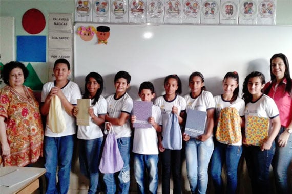 Escola de Araxá desenvolve os projetos Facebook de Papel e Sacola Literária