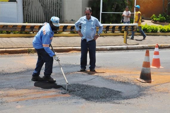 Bairros Salomão Drummond e Alvorada recebem operação Tapa-buracos