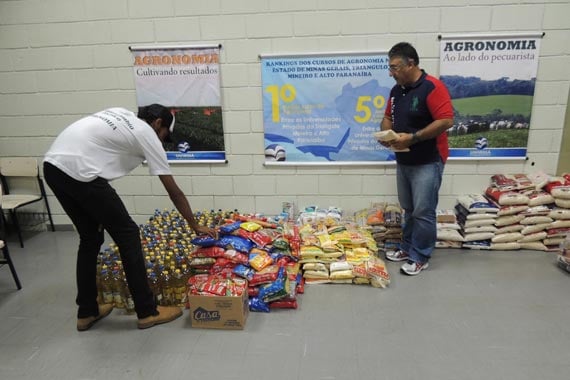 Alunos de Agronomia do Uniaraxá realizam trote solidário e arrecadam alimentos para doação