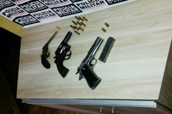 Homem e adolescente são detidos por posse ilegal de armas