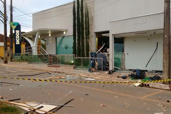 Bandidos explodem caixa eletrônico em Pratinha