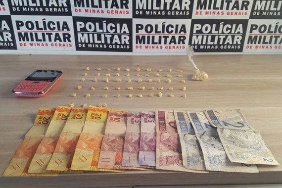 PM prende homem com 52 pedras de crack no bairro Santa Mônica