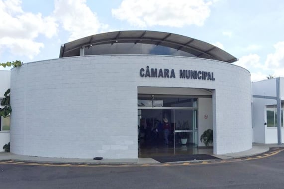 Homem causa tumulto e danifica banheiro na Câmara Municipal de Araxá
