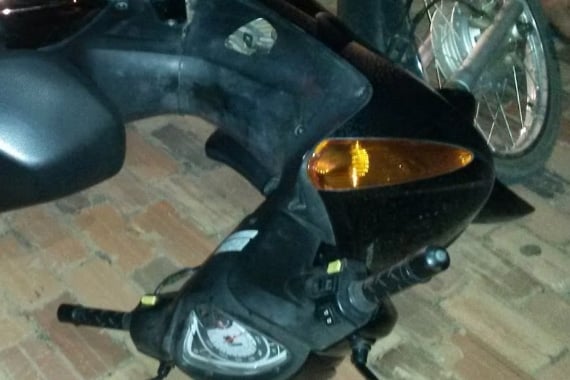Motociclista bate em caminhonete e fica gravemente ferido
