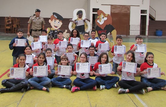 Alunos recebem certificados e prestam homenagem a instrutor do Proerd