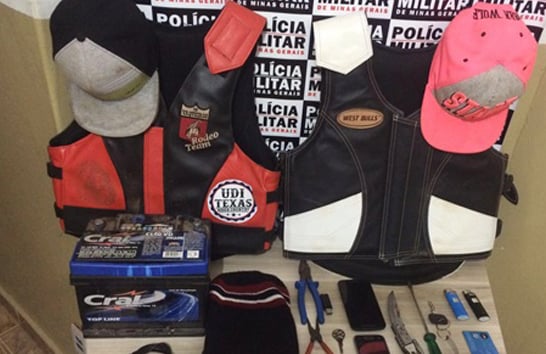 PM recupera carro e materiais furtados em Tapira e prende autores do crime