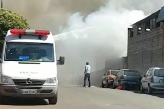 Incêndio destrói 180 veículos em depósito desativado no bairro Silvéria
