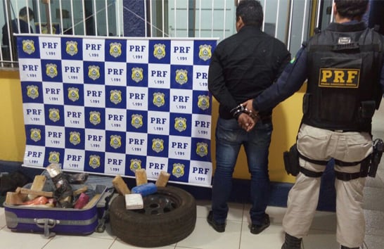 PRF apreende pasta base de cocaína e mais de 25kg de maconha na BR-262