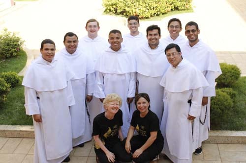 CSD recebe noviços dominicanos para bate-papo com os alunos
