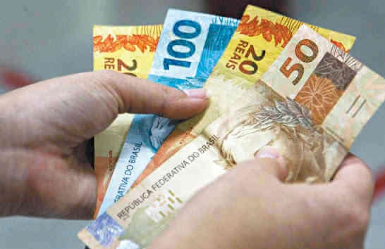 Orçamento prevê salário mínimo de R$ 945,80 no próximo ano