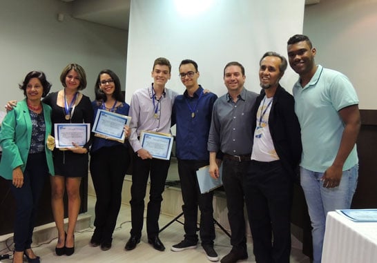 Uniaraxá premia pesquisadores juniores entre alunos do ensino médio