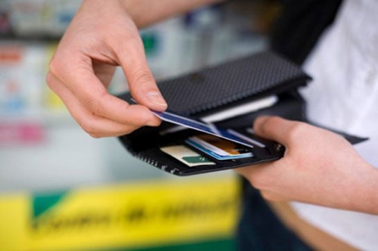 Especialistas alertam sobre saques em cartões de crédito consignados