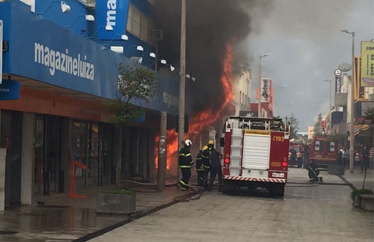 Incêndio destrói loja no Calçadão da Olegário Maciel