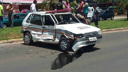 Viatura policial envolve-se em acidente na Washington Barcelos