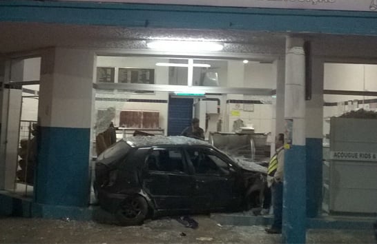 Carro invade açougue e jovem fica ferido