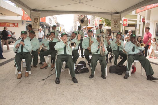 Banda Lira Araxaense realiza apresentações pela cidade