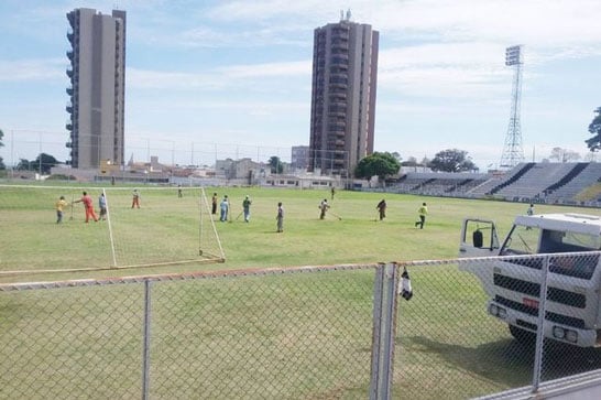 Assessoria de Esportes Amador e Rural promove limpeza no Estádio Municipal Fausto Alvim