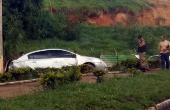 Motorista fica ferido após capotamento na avenida Dâmaso Drummond