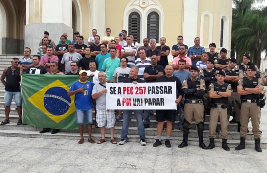 Policiais civis, militares e bombeiros fazem manifestação em Araxá
