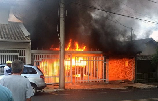 Incêndio destrói automóvel e motocicleta em garagem residencial