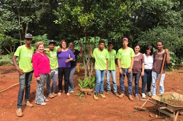Lídia Jordão visita o projeto Casa do Pequeno Jardineiro
