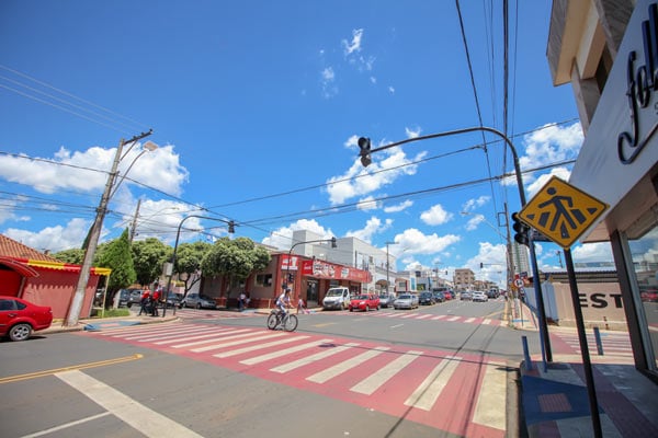 Vias centrais e bairros recebem semáforos e sinalização