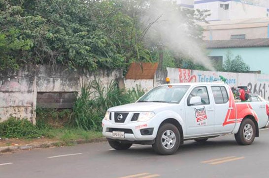 Carro fumacê começa a percorrer a cidade