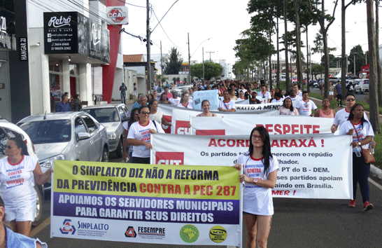 Defesa da aposentadoria leva mais de mil pessoas as ruas em Araxá