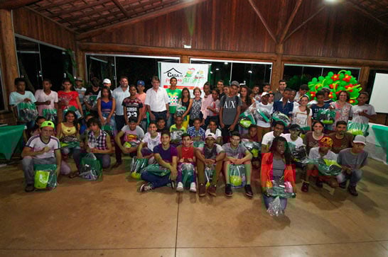 Prefeito entrega kits na Casa do Pequeno Jardineiro