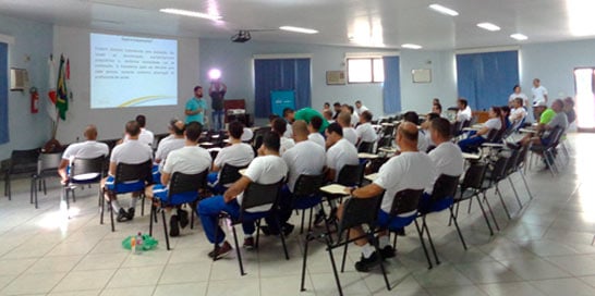 Agentes do SESC realizam palestra no 37ºBPM dentro das ações da Semana de Saúde 2017