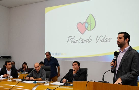 Raphael Rios apresenta projeto “Plantando Vidas”, que visa o plantio de uma árvore para cada criança nascida em Araxá