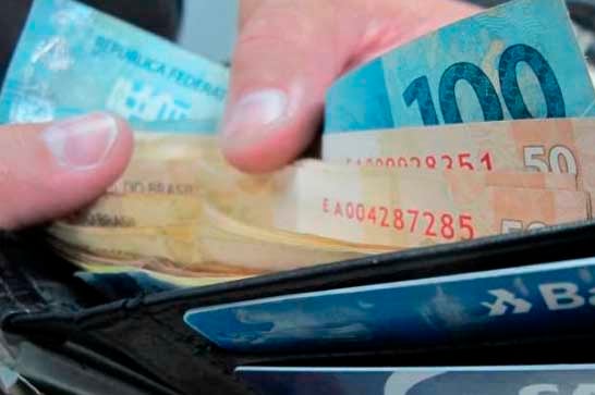 Sancionada lei que permite comércio cobrar mais barato em pagamentos à vista