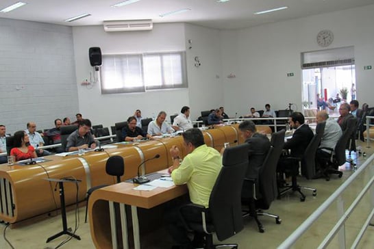 Câmara aprova projeto do vereador Robson que autoriza limpeza de terrenos particulares