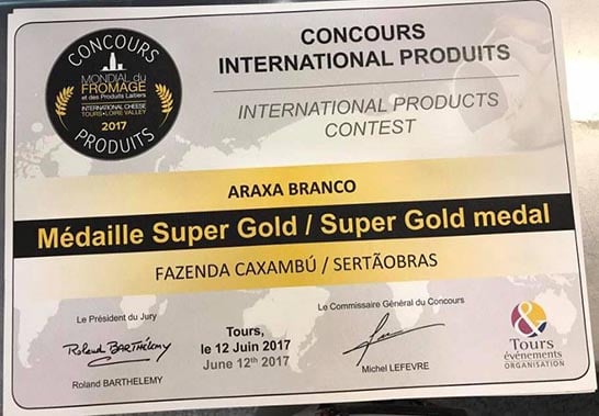 Produtora do Queijo Araxá Branco recebe prêmio Super Ouro na França