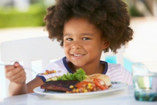 Alimentação saudável ajuda a prevenir doenças em crianças