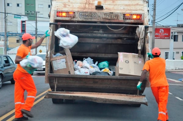 Prefeito decide terceirizar sistema de coleta de lixo para melhorar o serviço