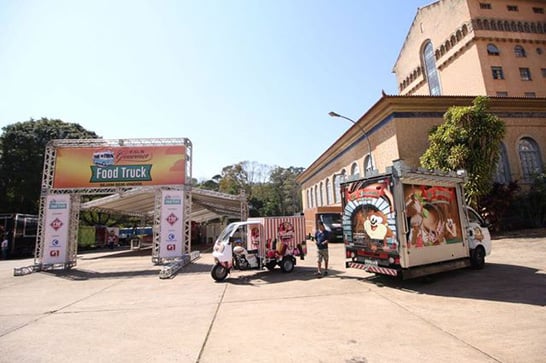 ‘FDS Gourmet’ reúne food trucks, carros antigos e motos esportivas em Araxá