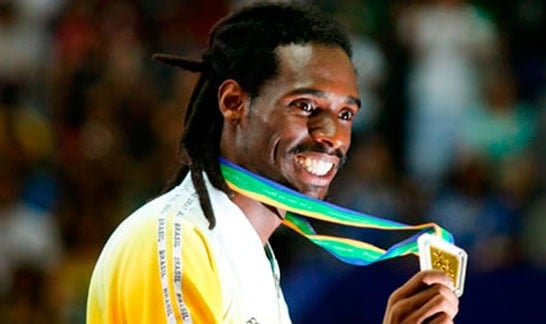 Campeão Pan-Americano de Taekwondo ministra palestra para crianças em Araxá