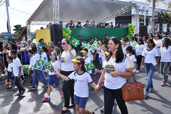 Araxaenses participam do desfile de 7 de setembro