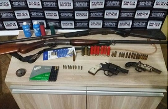 PM apreende armas e munição na zona rural de Araxá