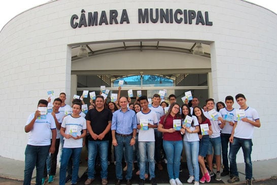 Câmara Municipal de Araxá recebe alunos do Polivalente