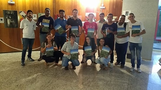 Alunos de Engenharia Ambiental do Uniaraxá participam de lançamento de livro