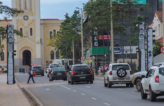Trânsito passa por alteração e ganha sinalização na avenida Antônio Carlos