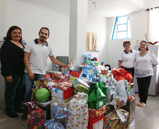 Uniaraxá entrega presentes da campanha “Adote uma Cartinha”