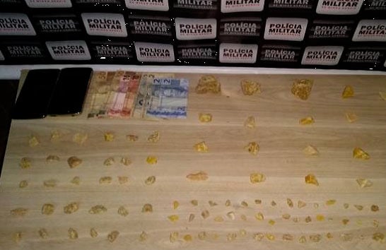 PM prende suspeitos de tráfico e apreende crack que seria vendido em Araxá