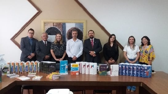 Uniaraxá doa livros à OAB de Araxá