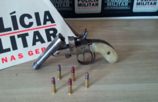 PM prende jovens com arma de fogo