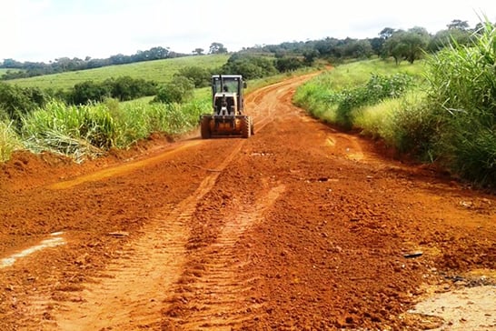 Administração Municipal realiza limpeza e encascalhamento na Estrada da Antinha