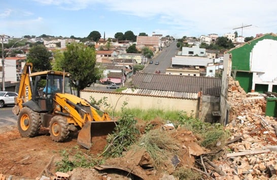 Imóveis desapropriados pela Prefeitura, na Rua Uberaba, estão sendo demolidos